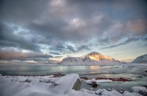 Skagen Strand im Schnee, Flakstad, Lofoten, Nordland, Norwegen — Stockfoto