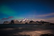 Northern lights brewing over Mt Himmeltinden, Lofoten, Nordland, Norway — Stock Photo