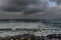 Wellen stürzen auf Strand, Lofoten, Nordland, Norwegen — Stockfoto
