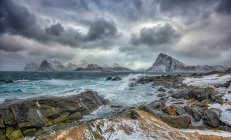 Paisaje tormentoso, Flakstad, Lofoten, Nordland, Noruega - foto de stock