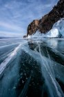 Заморожене озеро Байкал взимку, сиберія, росіяни — стокове фото