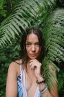 Porträt einer schönen Frau im Dschungel, Bali, Indonesien — Stockfoto