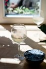 Zwei Gläser Weißwein und eine blaue Spirulina-Smoothie-Schüssel — Stockfoto