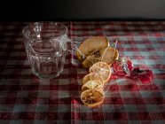 Glas Whisky mit Zitrone und Eiswürfeln auf dunklem Hintergrund — Stockfoto