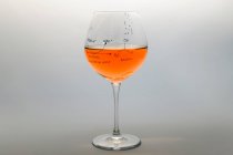 Composition chimique de l'alcool sur un verre à vin — Photo de stock
