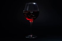 Composition chimique de l'alcool sur un verre à vin — Photo de stock
