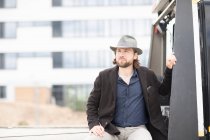 Retrato de um homem sentado na traseira de um caminhão — Fotografia de Stock