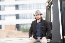 Retrato de um homem sentado na traseira de um caminhão — Fotografia de Stock