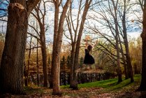 Девушка качается на веревке качели в саду, США — стоковое фото
