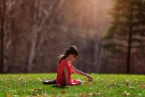 Chica sentada en la hierba, Estados Unidos - foto de stock