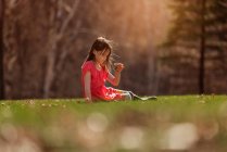 Дівчинка сидить на траві (США). — стокове фото
