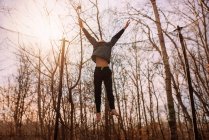 Мальчик прыгает на батуте, США — стоковое фото