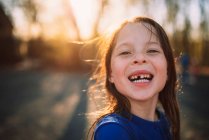 Portrait d'une fille souriante avec une dent manquante — Photo de stock