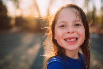 Портрет улыбающейся девушки с отсутствующим зубом — стоковое фото