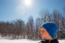 Porträt eines Jungen, der im Schnee steht, USA — Stockfoto