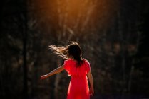 Menina de pé no jardim girando ao redor, Estados Unidos — Fotografia de Stock