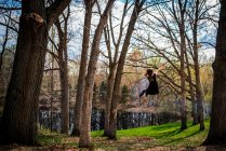 Ragazza che gioca su un'altalena di corda in giardino, Stati Uniti — Foto stock
