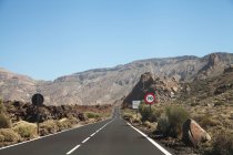 Strada diritta per le montagne, Tenerife, Isole Canarie, Spagna — Foto stock