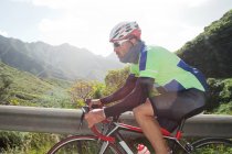 Человек на велосипеде по горной дороге, Тенерифе, Канарские острова, Испания — стоковое фото