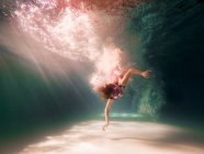 Menina mergulhando em uma piscina — Fotografia de Stock