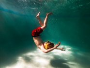 Junge schwimmt unter Wasser in Schwimmbad — Stockfoto