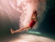 Mädchen stürzt in Schwimmbad — Stockfoto