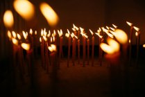 Primo piano di candele in una chiesa — Foto stock