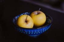 Dos manzanas en un plato - foto de stock