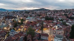 Paisaje urbano al atardecer, Sarajevo, Bosnia y Herzegovina - foto de stock