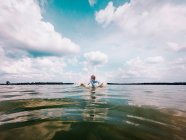 Niño nadando en un lago, Estados Unidos - foto de stock