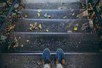 Man's feet standing at the top of stairs — Stock Photo