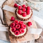 Overhead view of two Raspberry tarts with vanilla cashew cream — Stock Photo