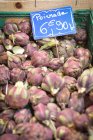 Alcachofas en venta en un mercado, Francia - foto de stock