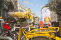 Gelbes Fahrrad in den Straßen von Brüssel, Belgien — Stockfoto