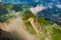 Вид с воздуха на часовню в горах, Швейцария — стоковое фото