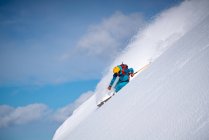 Sciare uomo sulla neve fresca a Sportgastein, Gastein, Austria — Foto stock