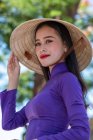 Retrato de uma mulher bonita vestindo um traje tradicional e chapéu cônico, Vietnã — Fotografia de Stock