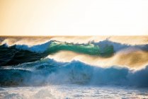 Хвилі ламаються на пляжі (Корсика, Франція). — стокове фото