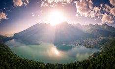 Вид с воздуха на озеро Мольвено, Мольвено, Трентино, Тренто, Италия — стоковое фото