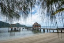 Holzsteg am Strand von Ora, Seram, Maluku-Inseln, Indonesien — Stockfoto