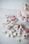 Einhorn-Geburtstagstorte mit Cupcakes, Waffeltüten mit Sahne, Eis-Cake-Pops und Makronen — Stockfoto