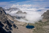 Pics de montagne au-dessus des nuages, Dolomites, Lienz, Autriche — Photo de stock