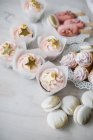 Cupcakes, gelados, cones de waffles com chantilly e macaroons — Fotografia de Stock