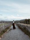 Visão traseira de uma menina montando um cavalo, Noruega — Fotografia de Stock