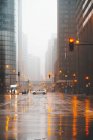 Stadtstraße an einem nebligen Abend, Chicago, Illinois, Vereinigte Staaten — Stockfoto