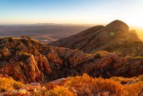 Monte Sonder al amanecer, Parque Nacional West MacDonnell, Territorio del Norte, Australia - foto de stock