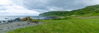 Paisaje costero a lo largo de Arran Coastal Way, Isla de Arran, Escocia, Reino Unido - foto de stock