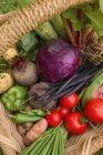 Cesta llena de frutas y verduras frescas - foto de stock