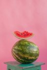 Melancia e uma fatia de melancia em um banco — Fotografia de Stock