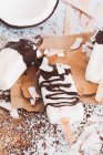 Trois yaourts à la noix de coco et des glaces au chocolat sur une table — Photo de stock
